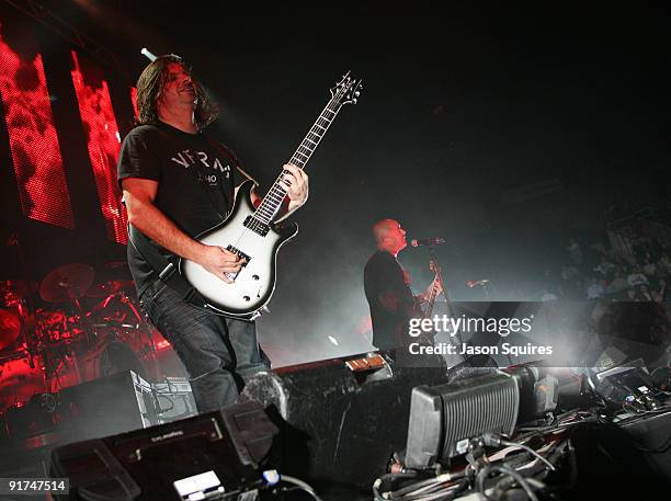 Mike Mushok and Aaron Lewis of Staind perform at the Sprint Center on October 10, 2009 in Kansas City, Missouri.