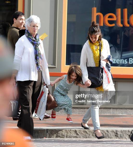 Katie Holmes , daughter Suri Cruise and mother Kathy Holmes walk in Harvard Square on October 10, 2009 in Cambridge, Massachusetts.