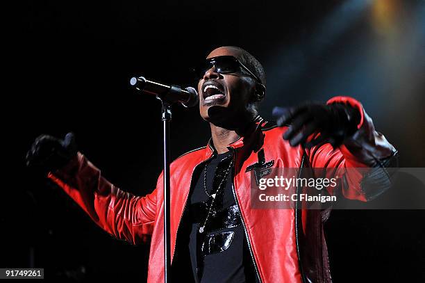 Singer and Actor Jamie Foxx performs at the Sleep Train Amphitheatre on October 10, 2009 in Concord, California.