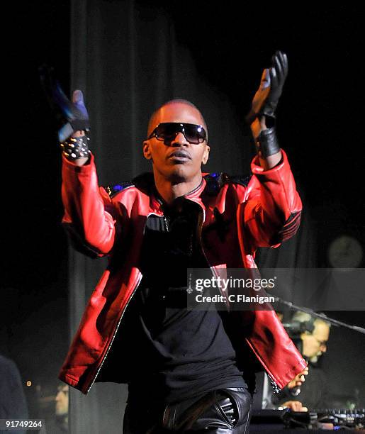 Singer and Actor Jamie Foxx performs at the Sleep Train Amphitheatre on October 10, 2009 in Concord, California.