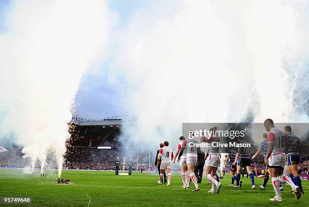 Sean Long of St Helens applauds the fans as he walks onto the pitch at the start of the Engage Super League Grand Final between Leeds Rhinos and St...