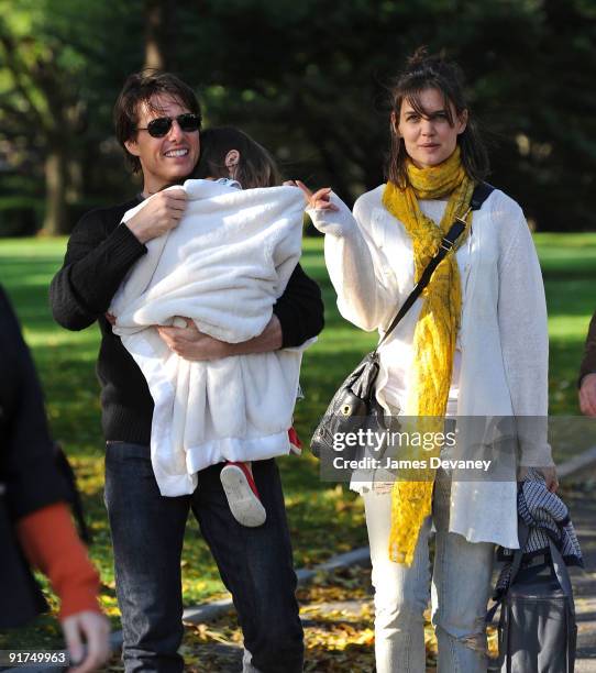 Tom Cruise, Suri Cruise and Katie Holmes visit Charles River Basin on October 10, 2009 in Cambridge, Massachusetts.