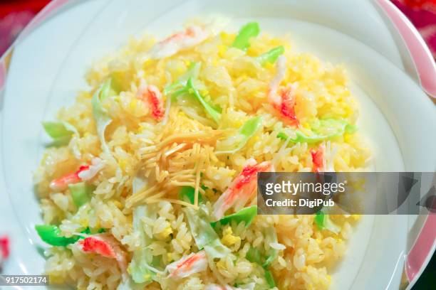 fried rice in plate - surimi photos et images de collection