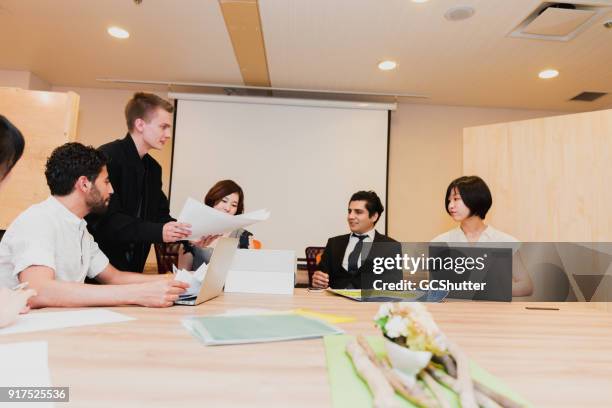 flauwvallen van hand-outs van de notulen van de vergadering. - slavische-volkeren stockfoto's en -beelden