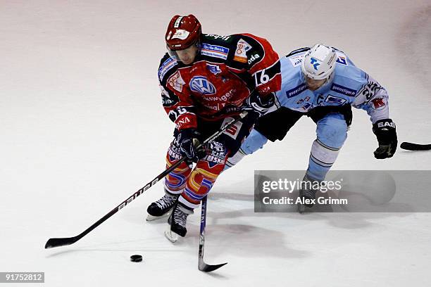 Alex Leavitt of Kassel is challenged by Clarke Wilm of Hamburg during the DEL match between Kassel Huskies and Hamburg Freezers at the Eisstadion on...