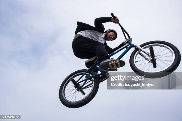 bmx-fahrer, japan, okinawa - bmx stock-fotos und bilder