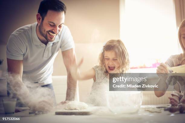 spaß mit mehl. - generationen kochen stock-fotos und bilder