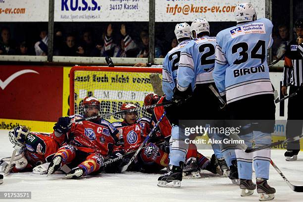 Adam Hauser, Hugo Boisvert, Manuel Klinge and Josh Soares defend the goal against Clarke Wilm, John Tripp and Mathieu Biron of Hamburg during the DEL...