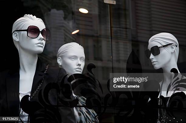 mannequins in the shop window - mannequin stockfoto's en -beelden