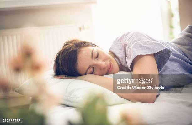sleepy mujer. - dormir fotografías e imágenes de stock