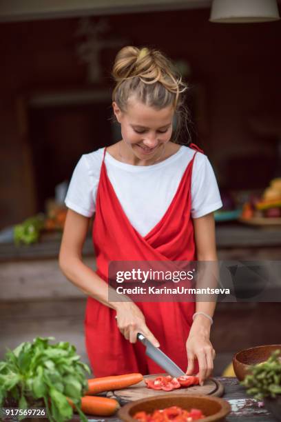 mujeres en rojo - karina urmantseva fotografías e imágenes de stock