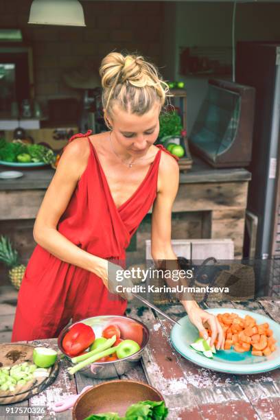 mujeres en rojo - karina urmantseva fotografías e imágenes de stock