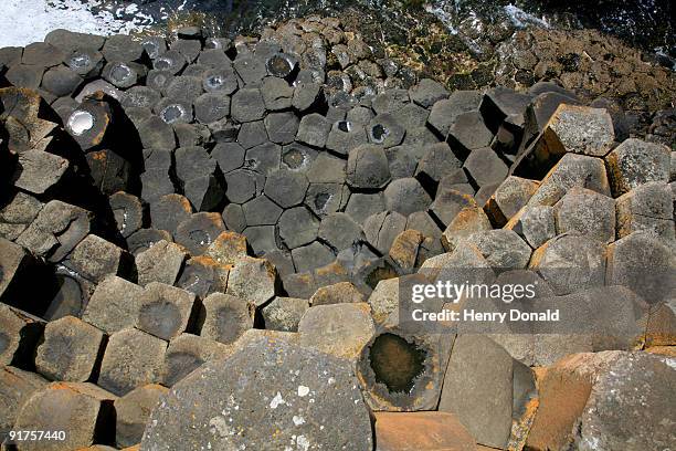 giants causeway rocks - giants causeway photos et images de collection