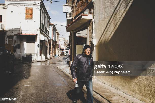 un homme de la rue de la ville de pyrgi dans l’île de chios en grèce - pyrgi photos et images de collection