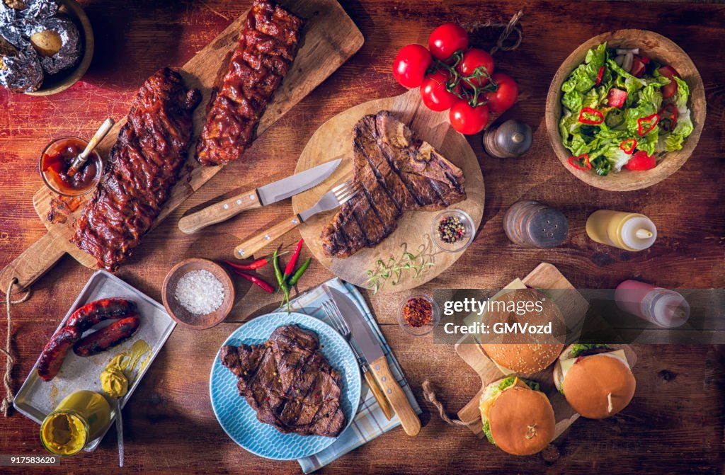Variation von gebratenen BBQ Rib-Eye, t-Bone Steak, Spareribs und Burger