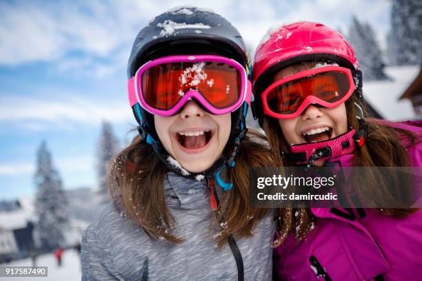 portret van gelukkig weinig skiërs op wintersport - happy skier stockfoto's en -beelden