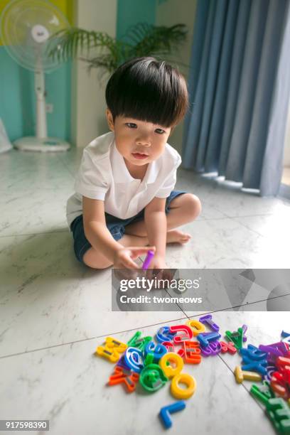 child with alphabet magnet toys. - magnetsiffra bildbanksfoton och bilder