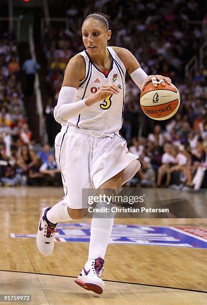 Diana Taurasi of the Phoenix Mercury controls the ball during Game Five of the 2009 WNBA Finals against the Indiana Fever at US Airways Center on...