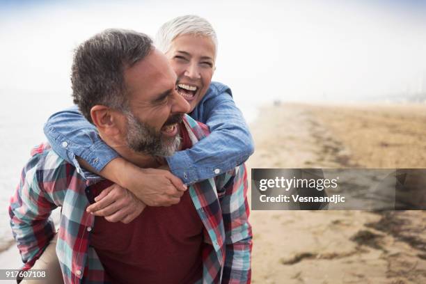 liebe ist immer verspielt - lido di jesolo stock-fotos und bilder