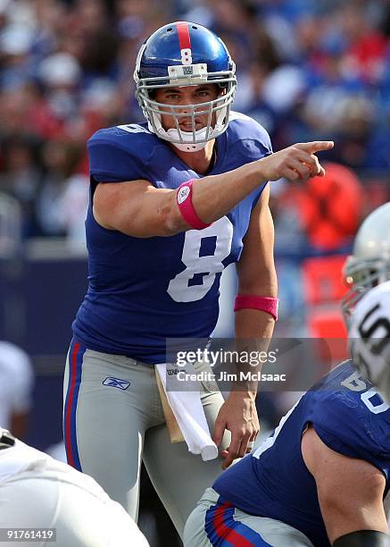 David Carr of the New York Giants calls a play against the Oakland Raiders on October 11, 2009 at Giants Stadium in East Rutherford, New Jersey.