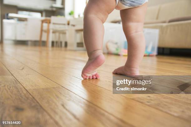 primeiros passos do bebê menino tendo - descalço - fotografias e filmes do acervo