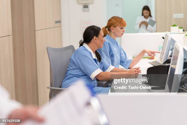 asistente recepción del doctor - hospital staff fotografías e imágenes de stock