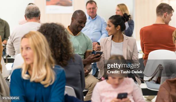 patiënten in een wachtkamer - patients in doctors waiting room stockfoto's en -beelden