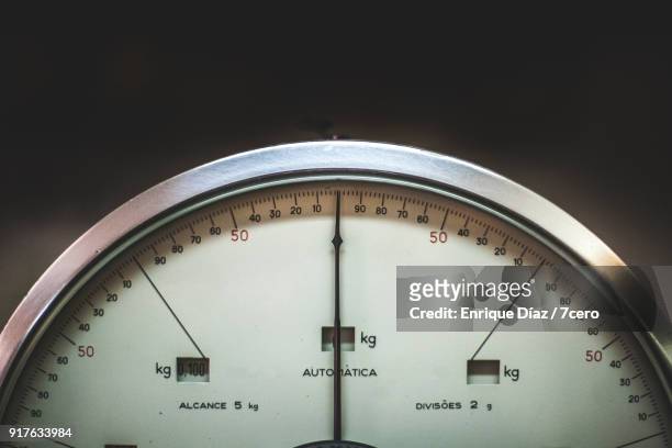 balancing the scales - kilogram photos et images de collection
