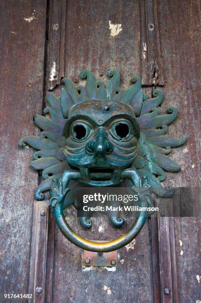 durham cathedral door knocker. - edward-lambton-7th-earl-of-durham stockfoto's en -beelden