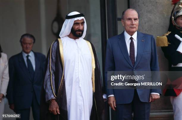 Le cheikh Zayed ben Sultan Al Nahyane et François Mitterrand au palais de l'Elysée à Paris en France, le 9 septembre 1991.