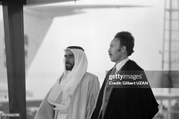 Houari Boumédiène accueillant le cheikh Zayed ben Sultan Al Nahyane arrivant pour le sommet de l'OPEP à l'aéroport d'Alger en Algérie, en mars 1975.