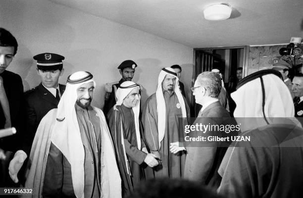 Le cheikh Zayed ben Sultan Al Nahyane et le chah d'Iran Mohammad Reza Pahlavi à la clôture du sommet de l'OPEP au palais des nations à Alger en...