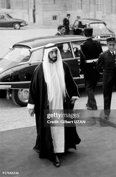 Le cheikh Zayed ben Sultan Al Nahyane arrivant au palais de l'Elysée à Paris en France, le 3 juillet 1975.