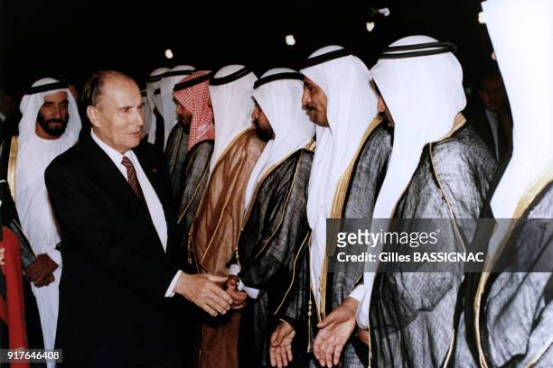 Lors de la crise de Golfe, François Mitterrand rencontre les sheiks des Emirats Arabes Unis, dont le cheikh Zayed ben Sultan Al Nahyane, aux Emirats...