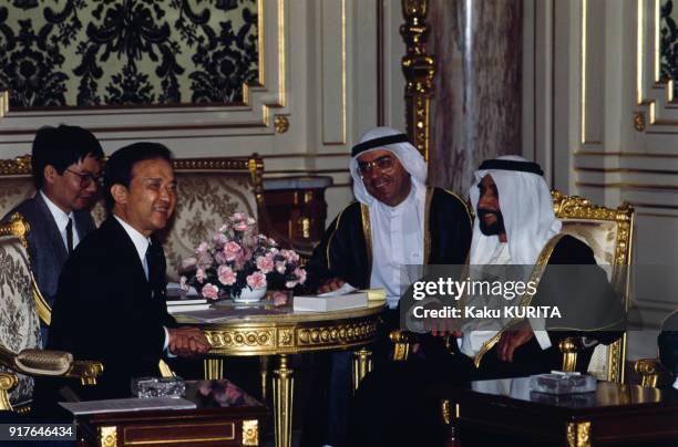 Rencontre entre le cheikh Zayed ben Sultan Al Nahyane et Toshiki Kaifu à Tokyo au Japon, le 14 mai 1990.