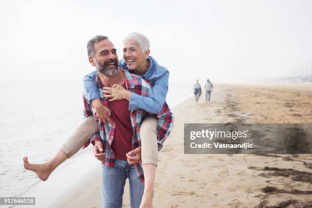 liebe ist immer verspielt - lido di jesolo stock-fotos und bilder