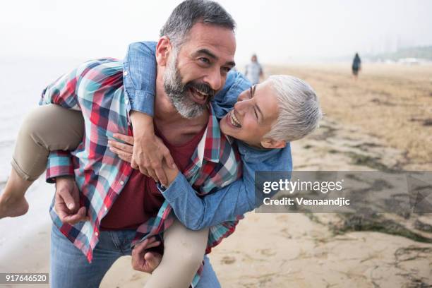 liebe ist immer verspielt - lido di jesolo stock-fotos und bilder