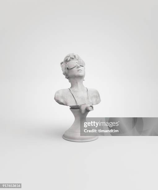 statue of a female tourist on a plinth - statue foto e immagini stock