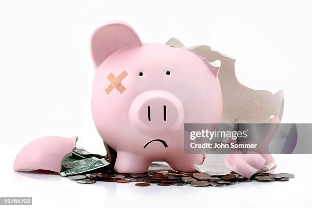 broken piggy bank - kapot stockfoto's en -beelden