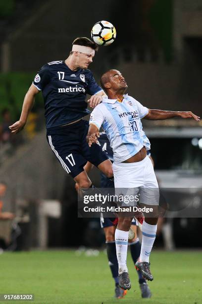 James Donachie of the Victory heads the ball over Gleidionor Figueiredo Pinto of Ulsan Hyundai during the AFC Asian Champions Leagu between the...