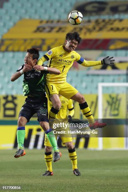 Hidekazu Otani of Kashiwa Reysol and Son Jun-ho of Jeonbuk Hyundai Motors compete for the ball during the AFC Champions League Group E match between...