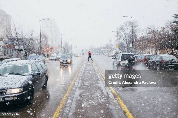 snow in the city, heavy snowfall and city traffic - alexandra pavlova foto e immagini stock