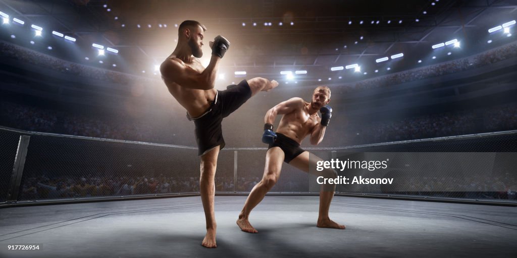 MMA-Kämpfer in professioneller Boxring