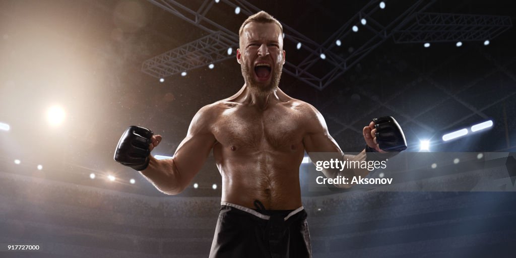 MMA-Kämpfer in professioneller Boxring