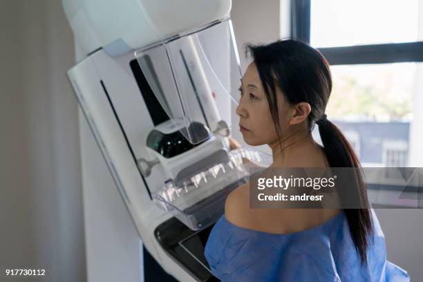 asiatische weibliche patienten immer eine mammographie-untersuchung sehr ernst - mammographie stock-fotos und bilder