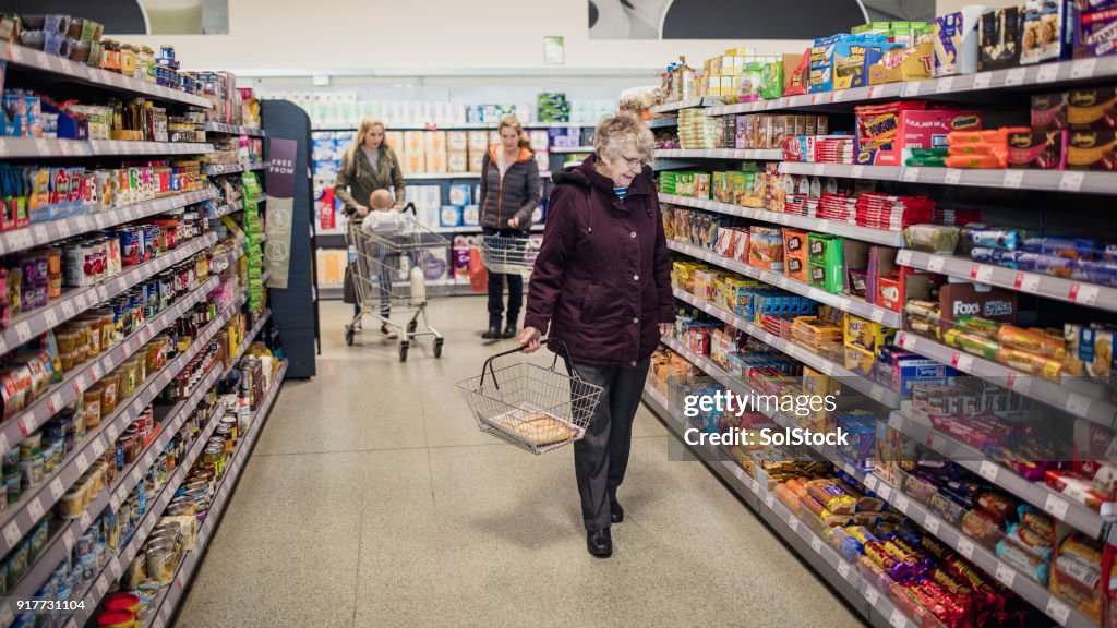 Vier Generationen Familie einkaufen