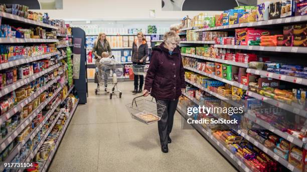 vier generationen familie einkaufen - british granny stock-fotos und bilder