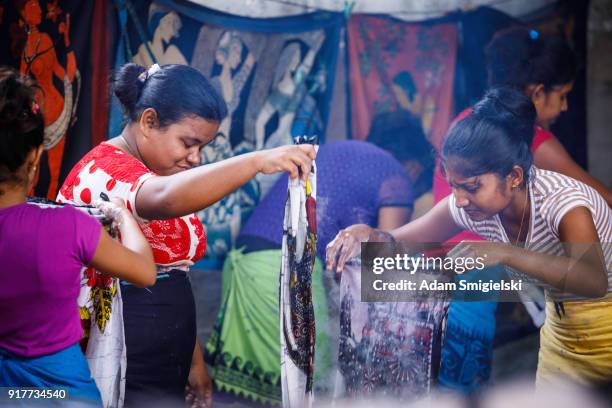 sri lanka batik vervaardiging - strand jurk stockfoto's en -beelden