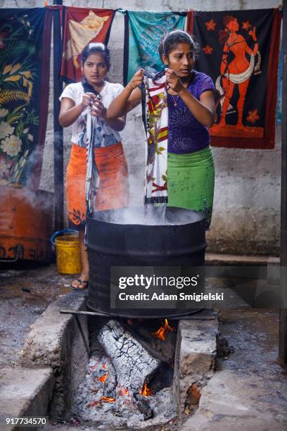 sri lanka batik vervaardiging - strand jurk stockfoto's en -beelden