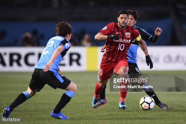 Hulk of Shanghai SIPG competes for the ball against Yoshito Okubo of Kawasaki Frontale during the AFC Champions League Group F match between Kawasaki...